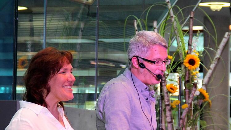 Die Moderatoren Anna Sperber und Michael Beigel