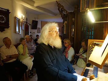 Das 100. Orgelkonzert in der Bibliothek der russisch-orthodoxen Kirche spielte Pfarrer Fjodor Hölldolber vor vollem Haus.  Foto: Marion Eckert