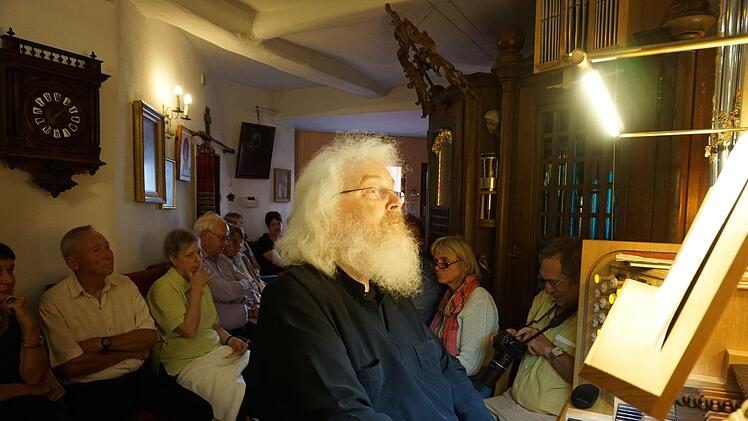 Das 100. Orgelkonzert in der Bibliothek der russisch-orthodoxen Kirche spielte Pfarrer Fjodor Hölldolber vor vollem Haus.  Foto: Marion Eckert