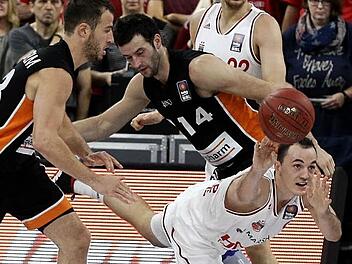 Den Ulmern Philipp Schwethelm (l.) und Boris Savovic den Ball geklaut und den Schnellangriff inszeniert - Karsten Tadda, der am Sonntag seinen 26. Geburtstag feierte, macht vor, wie auch die Straßburger zu knacken sind.  Foto: sportpress