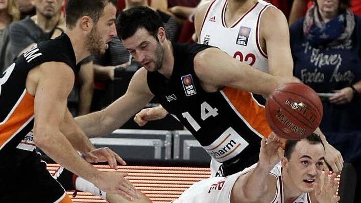 Den Ulmern Philipp Schwethelm (l.) und Boris Savovic den Ball geklaut und den Schnellangriff inszeniert - Karsten Tadda, der am Sonntag seinen 26. Geburtstag feierte, macht vor, wie auch die Straßburger zu knacken sind.  Foto: sportpress