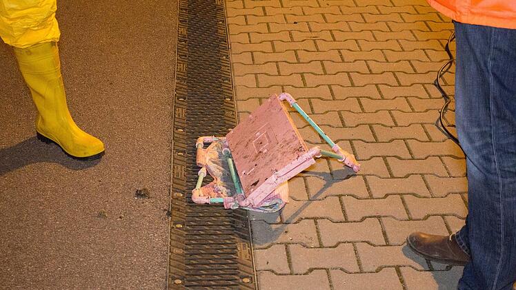 Babygeschrei kommt aus einem Pressmüllcontainer in Nürnberg. Die ganze Nacht haben Einsatzkräfte den Müll durchsucht. So ist der Einsatz verlaufen: Foto: NEWS5 / Friedrich