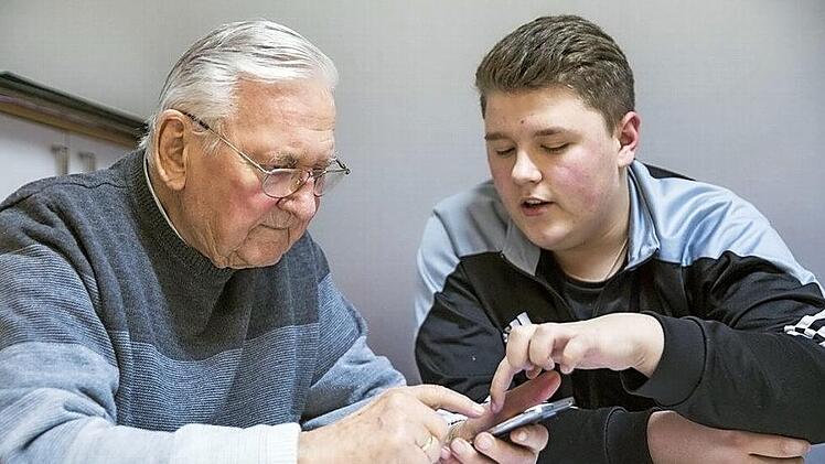 Diethmar Jahn (links) hört aufmerksam zu, wenn Waldemar Müller ihm Schritt für Schritt erklärt, in welchem Ordner man das eben geschossene Foto wiederfindet. Der Senior tastet sich dank der Hilfe auf seinem Smartphone voran.  Foto: René Ruprecht/Mehrgenerationenhaus Haßfurt