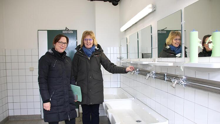 Projektbetreuerin Martina Dusel vom Staatlichen Bauamt und Objekt-Managerin Hiltrud Höfer von der Bundeswehr zeigen die alten... Foto: Ralf Ruppert