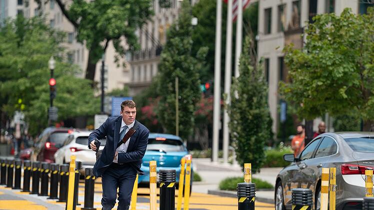 US-Sicherheitsberater Jake Baerington (Gabriel Basso) hat wenig Zeit, um die Lage einzuschätzen.