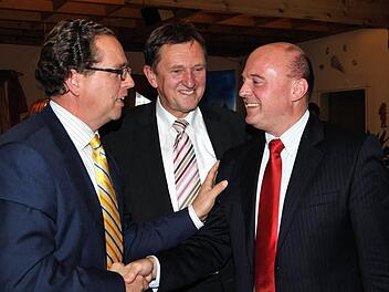 Der Forchheimer CSU-Vorsitzende Benedikt Graf von Bentzel (l.) und der Bayreuther Landrat Hermann Hübner gratulieren  Hartmut Koschyk (r.) zur Nominierung. Foto: Fuchs