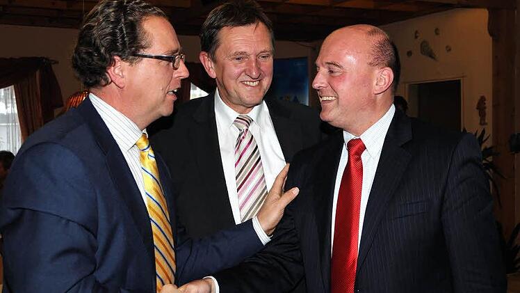 Der Forchheimer CSU-Vorsitzende Benedikt Graf von Bentzel (l.) und der Bayreuther Landrat Hermann Hübner gratulieren  Hartmut Koschyk (r.) zur Nominierung. Foto: Fuchs