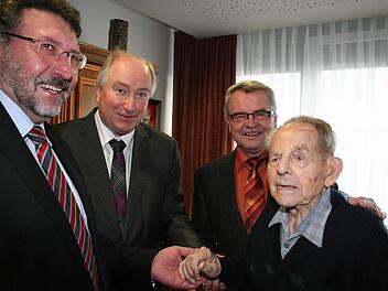 Viel Freude hatten die "Offiziellen" - Bürgermeister Georg Zipfel, stellvertretender Landrat Georg Bogensperger und Schlüsselfelds 2. Bürgermeister Fritz Stütz - mit dem temperamentvollen Jubliar Erhard Gummert.  Foto: Evi Seeger