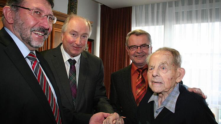 Viel Freude hatten die "Offiziellen" - Bürgermeister Georg Zipfel, stellvertretender Landrat Georg Bogensperger und Schlüsselfelds 2. Bürgermeister Fritz Stütz - mit dem temperamentvollen Jubliar Erhard Gummert.  Foto: Evi Seeger