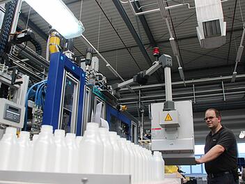 Die neu entwickelte elektrische Maschine in Föritz ersetzt eine alte Hydraulikmaschine. Frank Apfel vom Energiemanagement ist stolz auf die Energieeinsparung. Foto: Christiane Lehmann