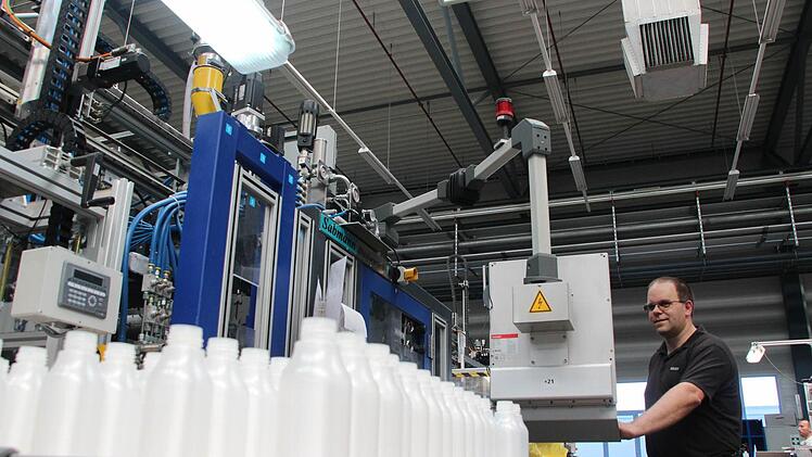Die neu entwickelte elektrische Maschine in Föritz ersetzt eine alte Hydraulikmaschine. Frank Apfel vom Energiemanagement ist stolz auf die Energieeinsparung. Foto: Christiane Lehmann