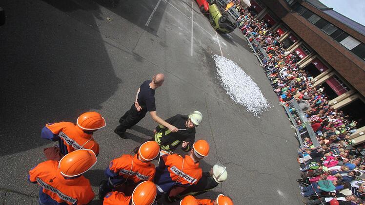 Aufstellung vor dem Angriff. Foto: Michael Busch
