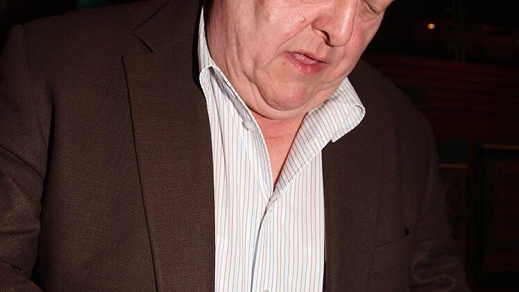 Erwin Burger kann er noch einen Weberknoten: nicht den einfachen, sondern den doppelten Weberknoten. "Wir hatten zu Hause auch so einen Webstuhl, meine Eltern waren auch Weber."