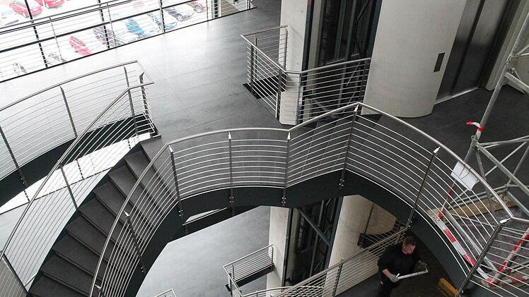 Das Treppenhaus ist das Prunkstück des Büro-Neubaus. Foto: Thomas Heuchling