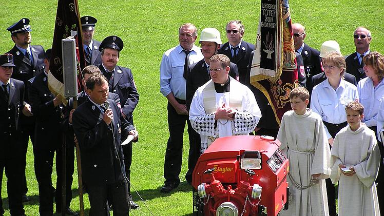 Ein Meilenstein der jüngeren Geschichte der Feuerwehr Obererthal war die Einweihung der neuen Tragkraftspritze, die mittlerweile schon zu vielen erfolgreichen Einsätzen gekommen ist. Foto: Feuerwehr