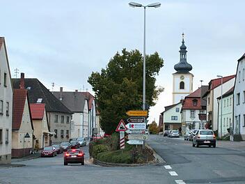Der Ortskern von Wachenroth soll ein völlig neues Gesicht bekommen: Die Staatsstraße soll nach Süden verlegt werden. Die Fläche oberhalb ist - gepflastert und begrünt - als Fußgängerbereich geplant. Foto: Archiv/Evi Seeger