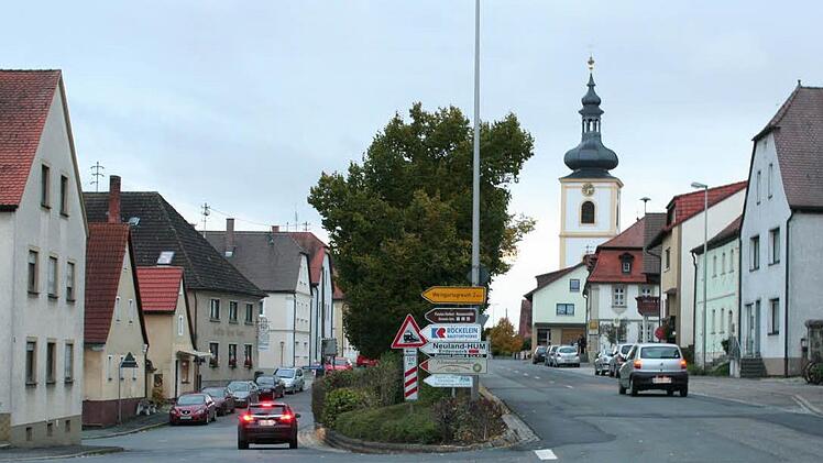 Der Ortskern von Wachenroth soll ein völlig neues Gesicht bekommen: Die Staatsstraße soll nach Süden verlegt werden. Die Fläche oberhalb ist - gepflastert und begrünt - als Fußgängerbereich geplant. Foto: Archiv/Evi Seeger