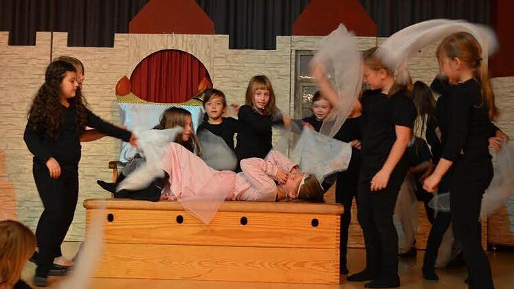 Mit ihrem Spiel um Prinzessin Anna und den Helden eröffneten die Schüler der Mittelschule Bad Rodach als Gastgeber den Schultheatertag. Foto: G. Bertram