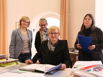 Diese Damen haben die Finanzen und Liegenschaften der Stadt im Griff (von links): Birgit Gläser (Leiterin der Steuerabteilung), Ute Pflaum (Abteilungsleiterin Liegenschaften), Referatsleiterin Regina Eberwein (gleichzeitig Amtsleiterin Allgemeine Finanzwirtschaft) und Andrea Angermüller (Leiterin der Abteilung Planung und Steuerung). Foto: Simone Bastian