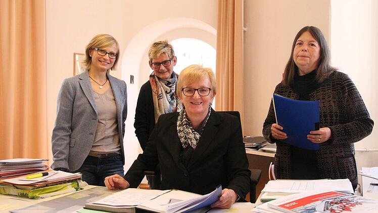 Diese Damen haben die Finanzen und Liegenschaften der Stadt im Griff (von links): Birgit Gläser (Leiterin der Steuerabteilung), Ute Pflaum (Abteilungsleiterin Liegenschaften), Referatsleiterin Regina Eberwein (gleichzeitig Amtsleiterin Allgemeine Finanzwirtschaft) und Andrea Angermüller (Leiterin der Abteilung Planung und Steuerung). Foto: Simone Bastian
