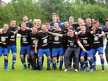 Die Pumas um Spielführer Eric Stübing (mit ausgebreiteten Armen) und Spielertrainer Jakob Karches (links daneben) feiern die schnelle Rückkehr in die Bezirksliga. Foto: herzopress