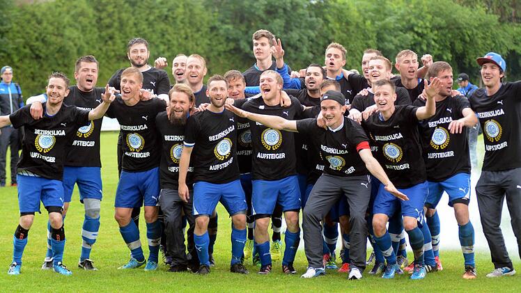 Die Pumas um Spielführer Eric Stübing (mit ausgebreiteten Armen) und Spielertrainer Jakob Karches (links daneben) feiern die schnelle Rückkehr in die Bezirksliga. Foto: herzopress