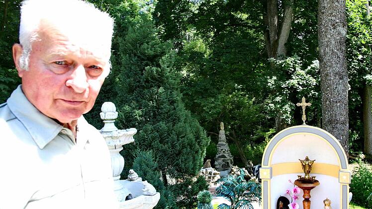 Karl Schmidtchen baut sich im beschaulichen Pressecker Ortsteil Schlackenreuth Stück für Stück seine eigene kleine Welt. Foto: Klaus Klaschka