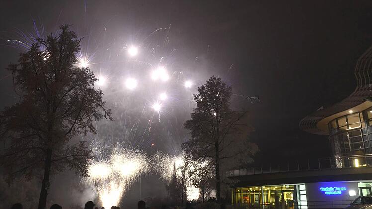 Zum Jahreswechsel 2016/2017 haben viele Kissinger den Blick auf das Feuerwerk genossen. Ein besonderes Lichterspektakel war von der Therme aus zu sehen. Glitzernde Sterne und leuchtende Fontänen lockten bei minus sieben Grad ins Freie. Foto: Peter Rauch