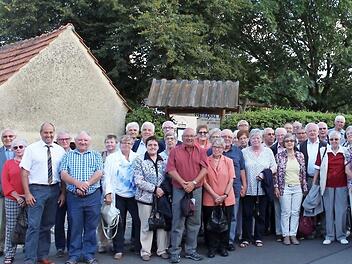 Der große Baum rechts im Bild wurde vor 40 Jahren im Steigerwaldort vom hessischen Vereinsvorsitzenden gepflanzt. Nach ihrer Ankunft versammelten sich Heuchelheimer aus beiden Orten vor dem Symbol der Freundschaft.  Foto: Evi Seeger