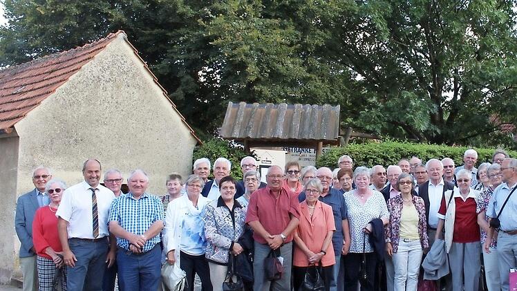 Der große Baum rechts im Bild wurde vor 40 Jahren im Steigerwaldort vom hessischen Vereinsvorsitzenden gepflanzt. Nach ihrer Ankunft versammelten sich Heuchelheimer aus beiden Orten vor dem Symbol der Freundschaft.  Foto: Evi Seeger