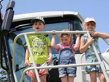 Der künftige Nachwuchs besteigt schon einmal die neuen Maschinen. Von links: Jakob, Jette und Mia Foto: Michael Stelzner
