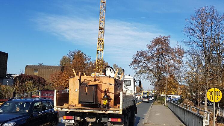 Mit der Verengung von vier auf zwei Fahrspuren auf der Theodor-Heuss-Allee ist es Ende Dezember vorbei. Foto: Ekkehard Roepert