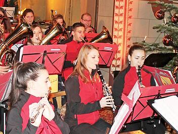 Dirigent Karlheinz Kerner und seine 25 Musiker konnten sich erneut über ein volles Gotteshaus freuen.  Foto: Martin Dierauf