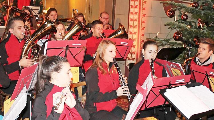 Dirigent Karlheinz Kerner und seine 25 Musiker konnten sich erneut über ein volles Gotteshaus freuen.  Foto: Martin Dierauf