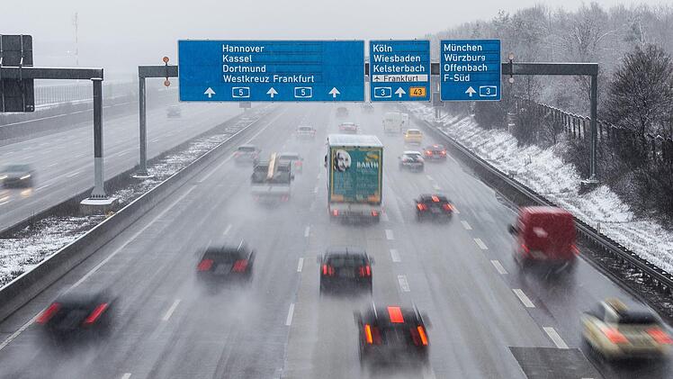 Auf der Autobahn 3 bei Aschaffenburg blockierte die t&uuml;rkische Hochzeitsgesellschaft die komplette Stra&szlig;e. Dann fielen sogar Sch&uuml;sse Foto: Silas Stein/dpa