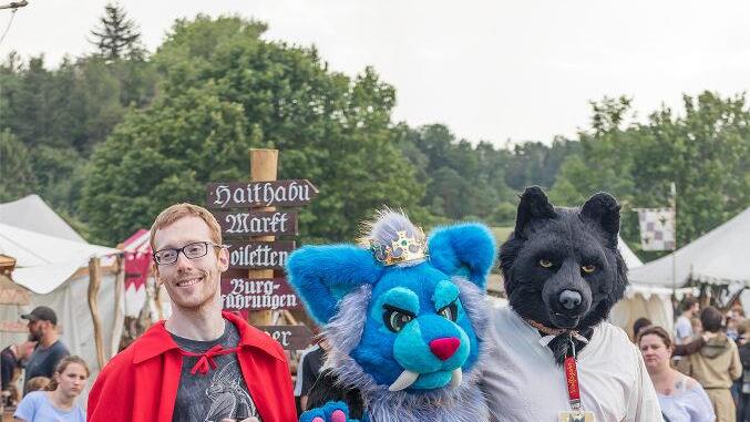 Erstmals zu Besuch bei einem Mittelaltermarkt auf Burg Rabenstein  waren die zwei Charaktere namens "Arktik Biest" und "Wolfzahn" der Gruppe "Zwei  Freunde auf 2 Pfoten" mit St. Martin. Foto: Thomas Weichert