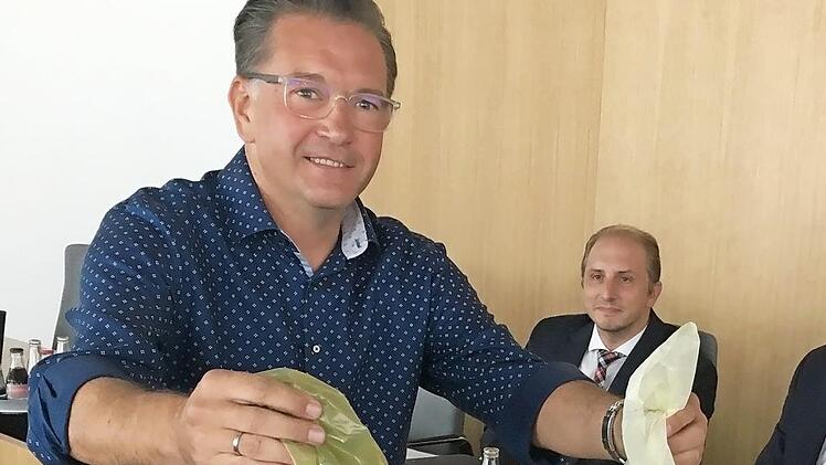 Bürgermeister Fischkal kämpft gegen illegale Müllablagerer und für stabilere gelbe Säcke.  Foto: ad