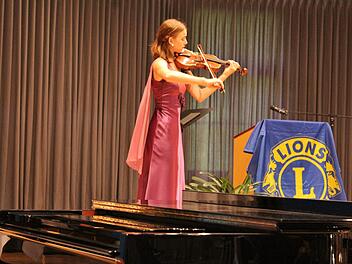 Samira Spiegel in der Musikakademie Hammelburg beim Festabend des Lions Club.