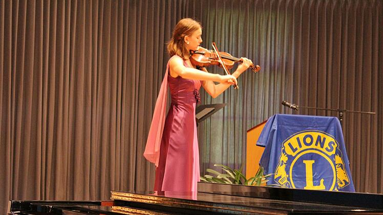 Samira Spiegel in der Musikakademie Hammelburg beim Festabend des Lions Club.