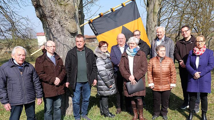 Ehrungen bei der Kolpingsfamilie: (von links) Hilmar Schlechter, Oskar Bretscher, Thomas Seufert, Angela Wenzel, Hugo Braun, Lothar Seufert, Gaby Wenzel, Rosalinde Koch (1. Vorsitzende), Armin Meister, Matthias Schmitt (Bezirksvorsitzender), Judith Dekant (Bürgermeisterin). Es fehlt: Gustav Braun. Foto: Philipp Bauernschubert