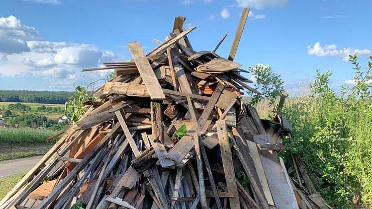 Das neu aufgebaute Johannisfeuer.