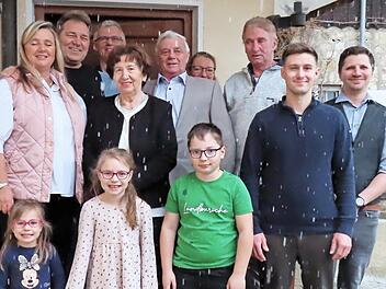 Das Jubelpaar Maria und Josef Schmitt inmitten der Familie