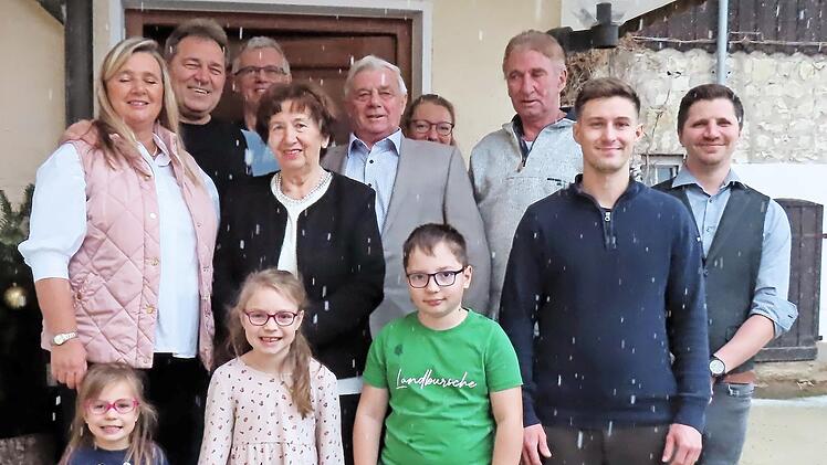 Das Jubelpaar Maria und Josef Schmitt inmitten der Familie