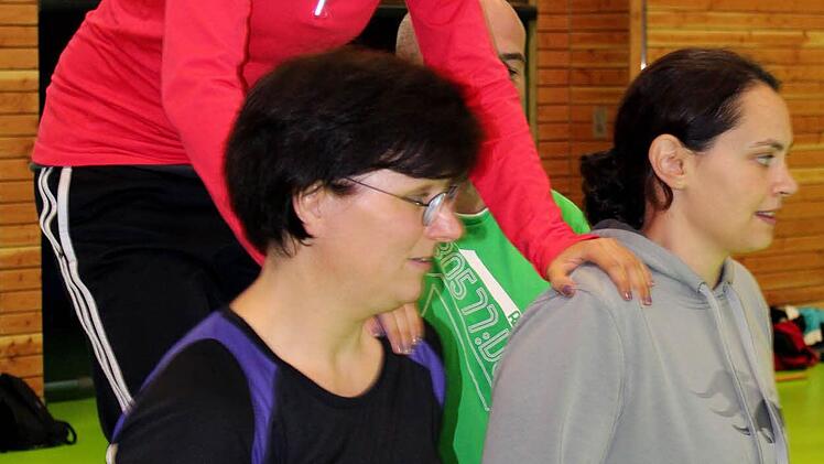Getragen werden: Augen zu und sich auf die Freunde verlassen, wie hier Alexandra Rügamer (oben). Foto: Pfannes