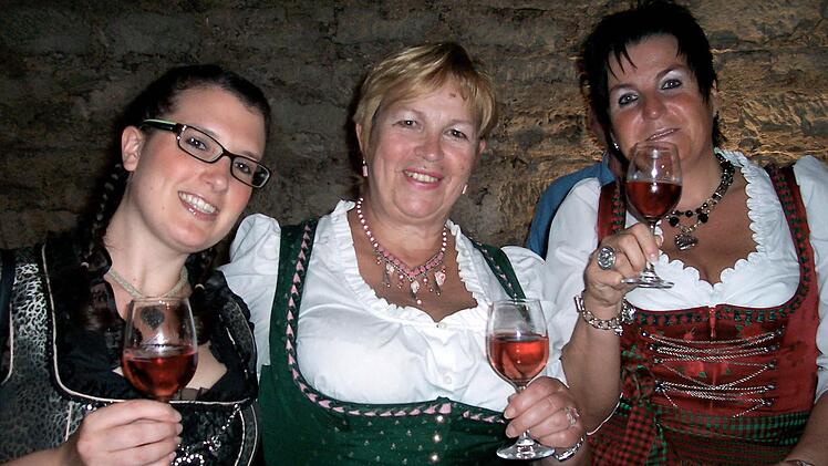 Dirndl waren angesagt: von l nach r Jamina Dörflein aus Kitzingen, Gerdi Brendel aus München, Birgit Düll aus Fröhstockheim Fotos: Marina Zimmermann