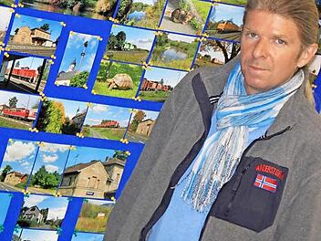 Matthias Höher vor einer der elf Ausstellungswände mit rund 400 Bildern im Ebensfelder Rathaus. Jeden Donnerstag ist der Fotograf und Chronist von 17 bis 18 Uhr vor Ort, um mit Interessierten über die Ebensfelder Eisenbahngeschichte zu plaudern. Fotos: Matthias Einwag