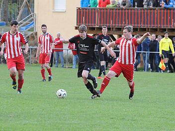 Szene vom Pokalspiel des FC Reichenbach (dunkle Trikots) gegen den TSV Rannungen. Foto: Hopf