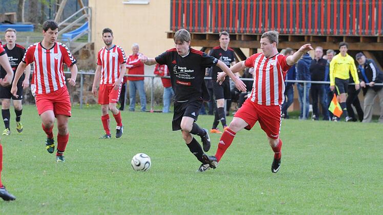Szene vom Pokalspiel des FC Reichenbach (dunkle Trikots) gegen den TSV Rannungen. Foto: Hopf