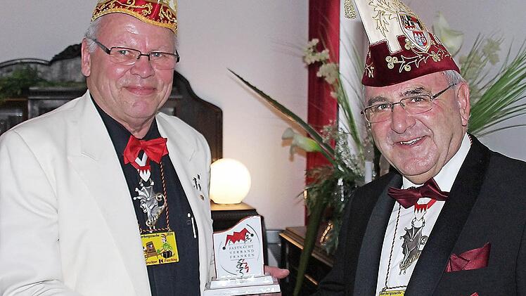 Für 44 Jahre Kolpingrfasching überreichte Klaus Mültner (rechts) Albert Laudensack, ein Geschenk.