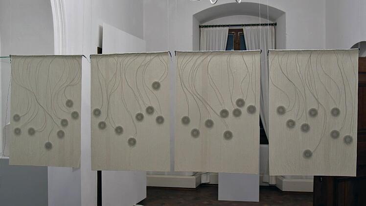 Der nicht auf den ersten Laut verständliche Titel des Klangobjekts von Clara Oppel, die in Haßfurt geboren wurde und in Graz/Österreich lebt und arbeitet, heißt "Simorgh III". Wie der Galerist Egon Stumpf ausführte, handelt es sich um ein persisches Fabelwesen des Dichters Farrid Uddin Attar. Textpassagen aus seinem Werk "Konferenz der Vögel" wurden fragmentiert und zu einem reinen Lautgedicht neu komponiert. Es ist möglich, Sprache als reinen Klang zu erleben, bestehend aus Sprachmelodie und...